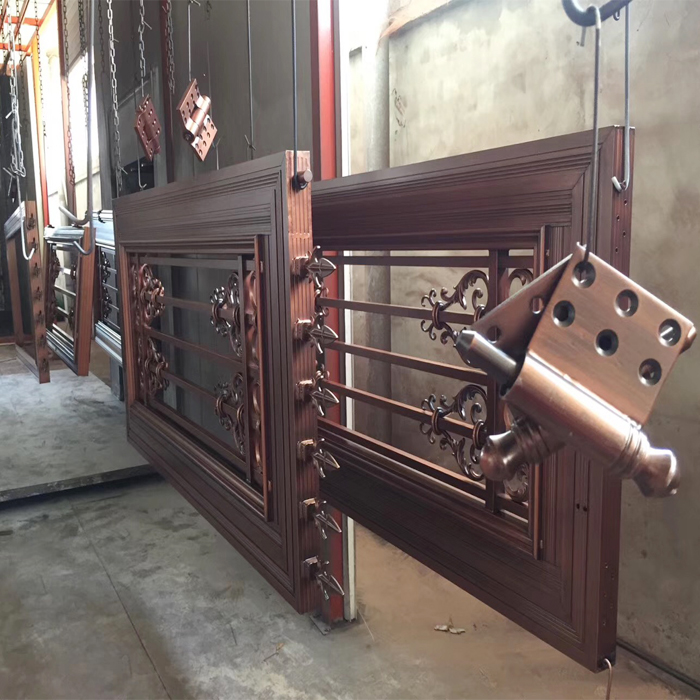 客戶案例——鐵藝大門紅古銅拉絲油漆施工現(xiàn)場